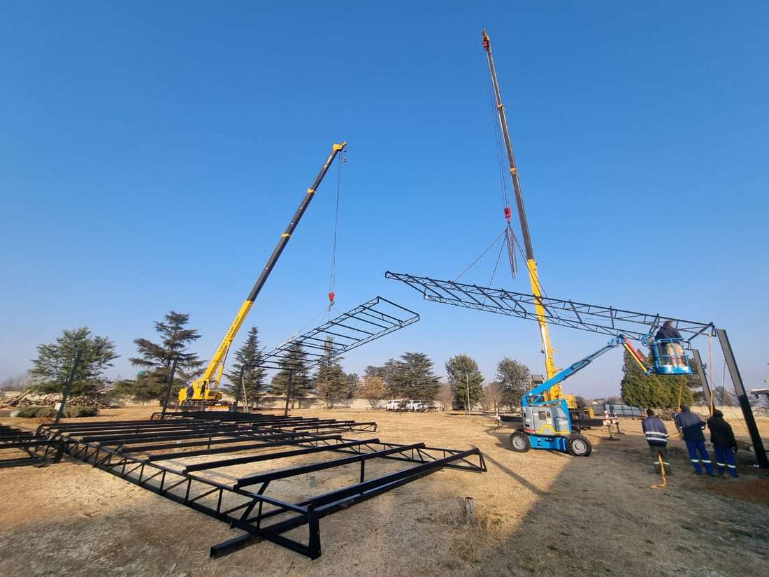 Crane lifting steel trusses